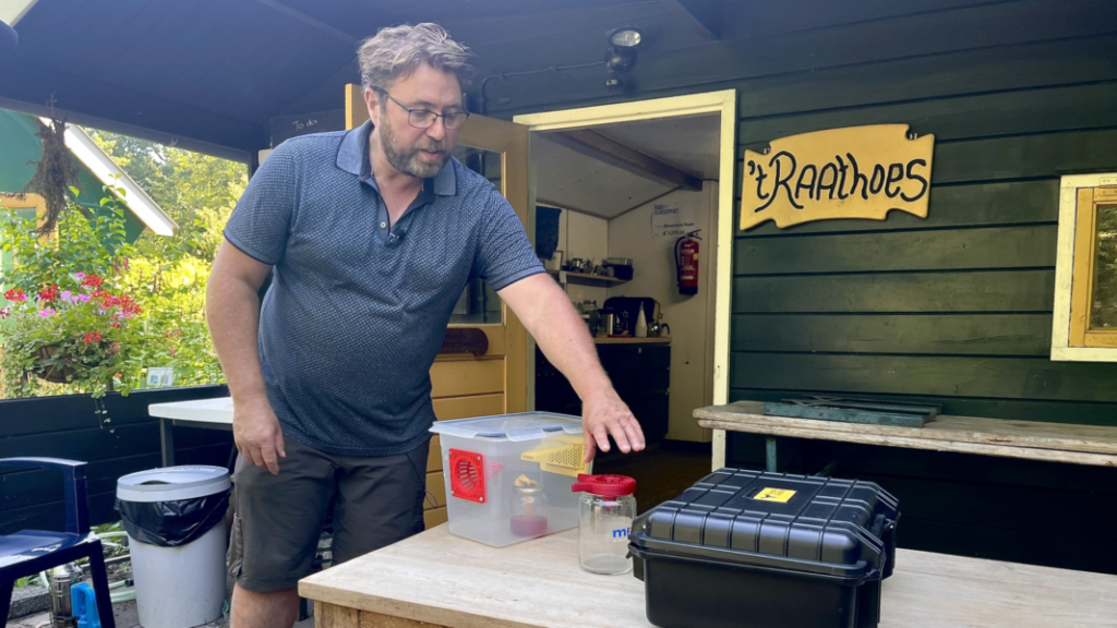 Stephan Leushuis demonstreert AH-vallen